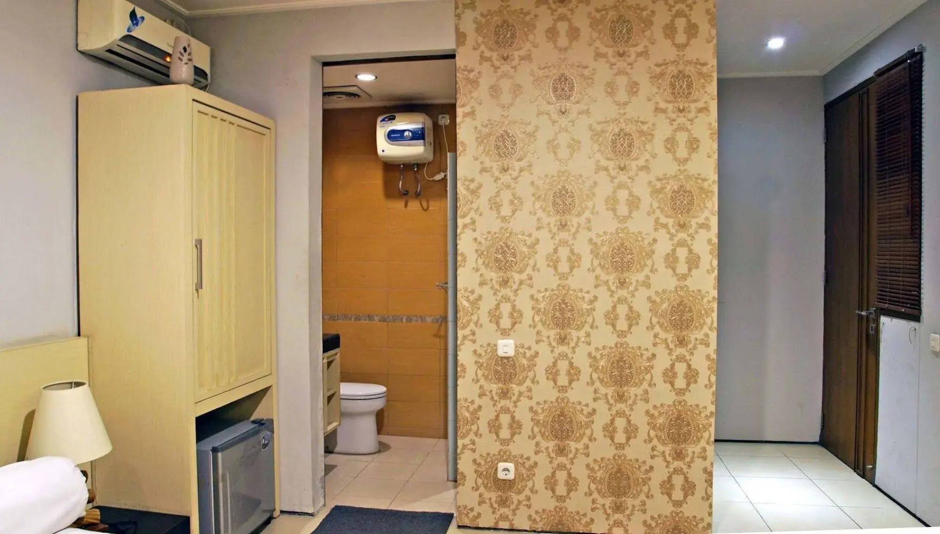 RedDoorz Near Ciputra World