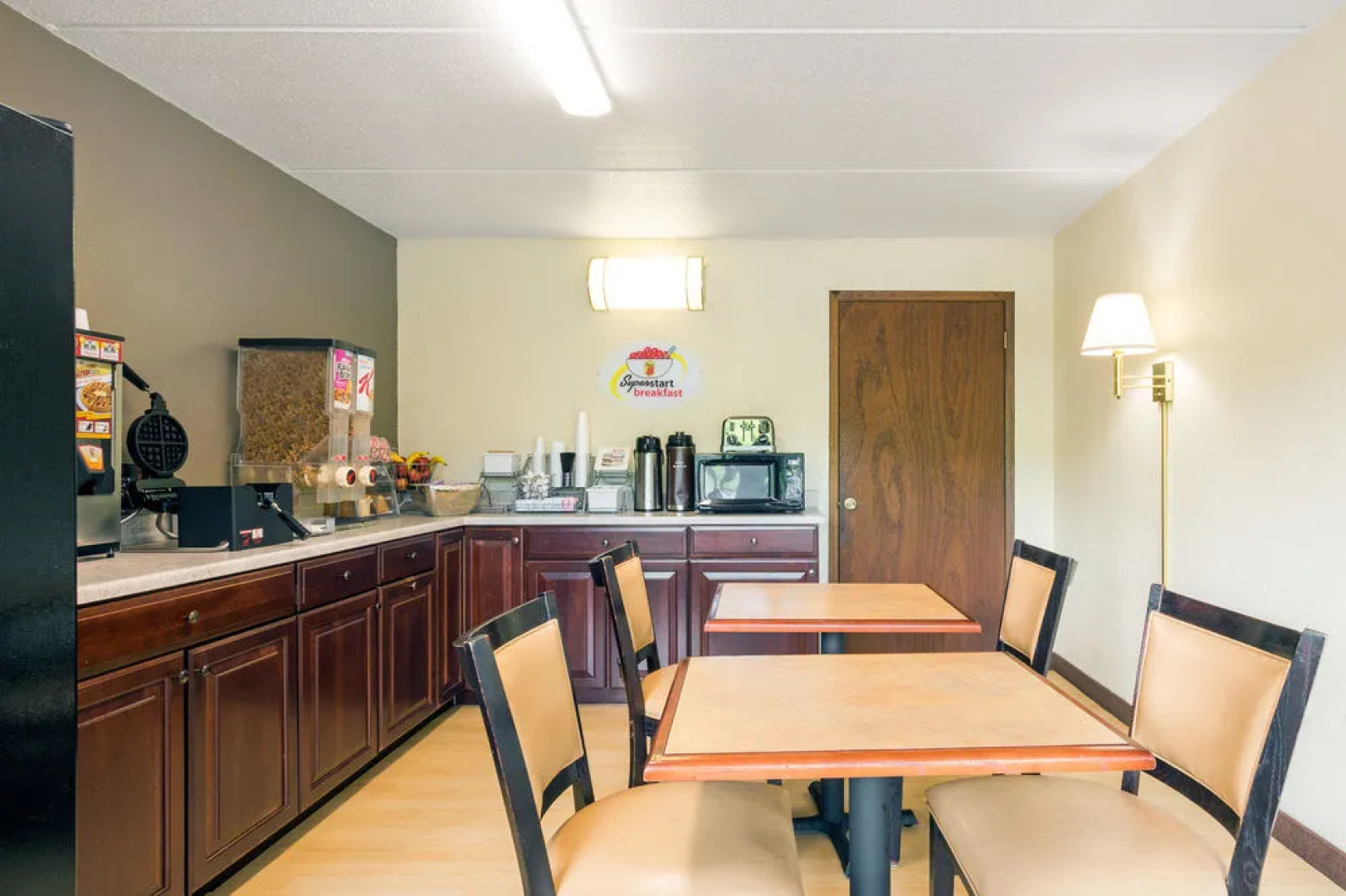 Super 8 by Wyndham Kingsport /I-81