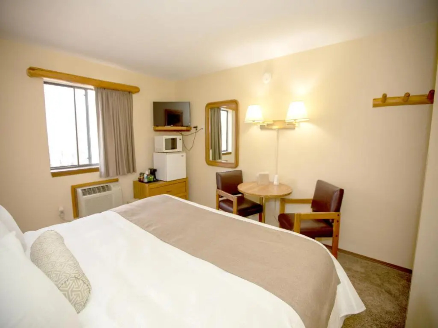 Beartooth Hideaway Inn and Cabins