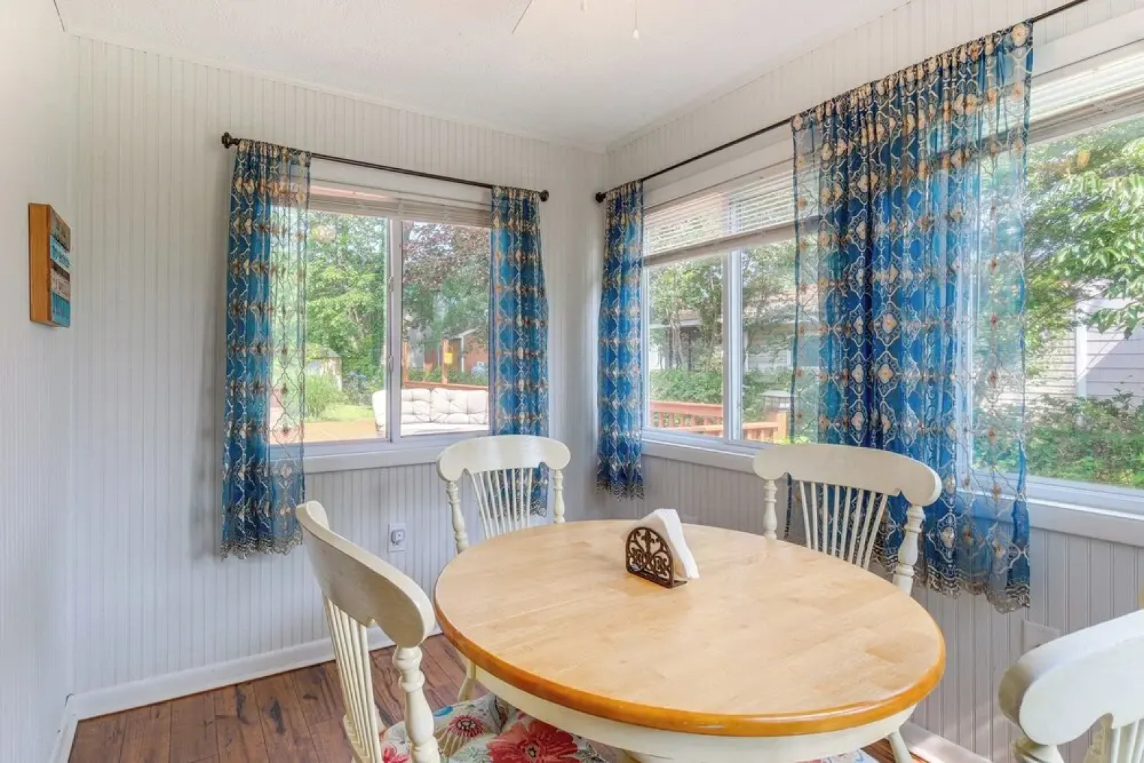 Adorable Cottage: Fire Pit, Walk to Colonial Beach