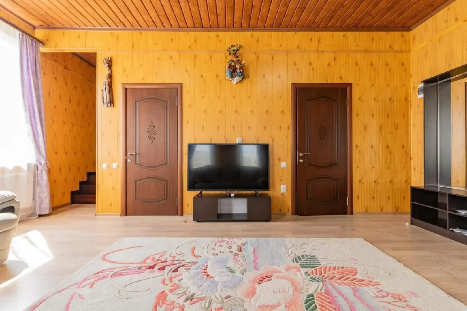 West House (Вест Хаус) с бассейном и сауной