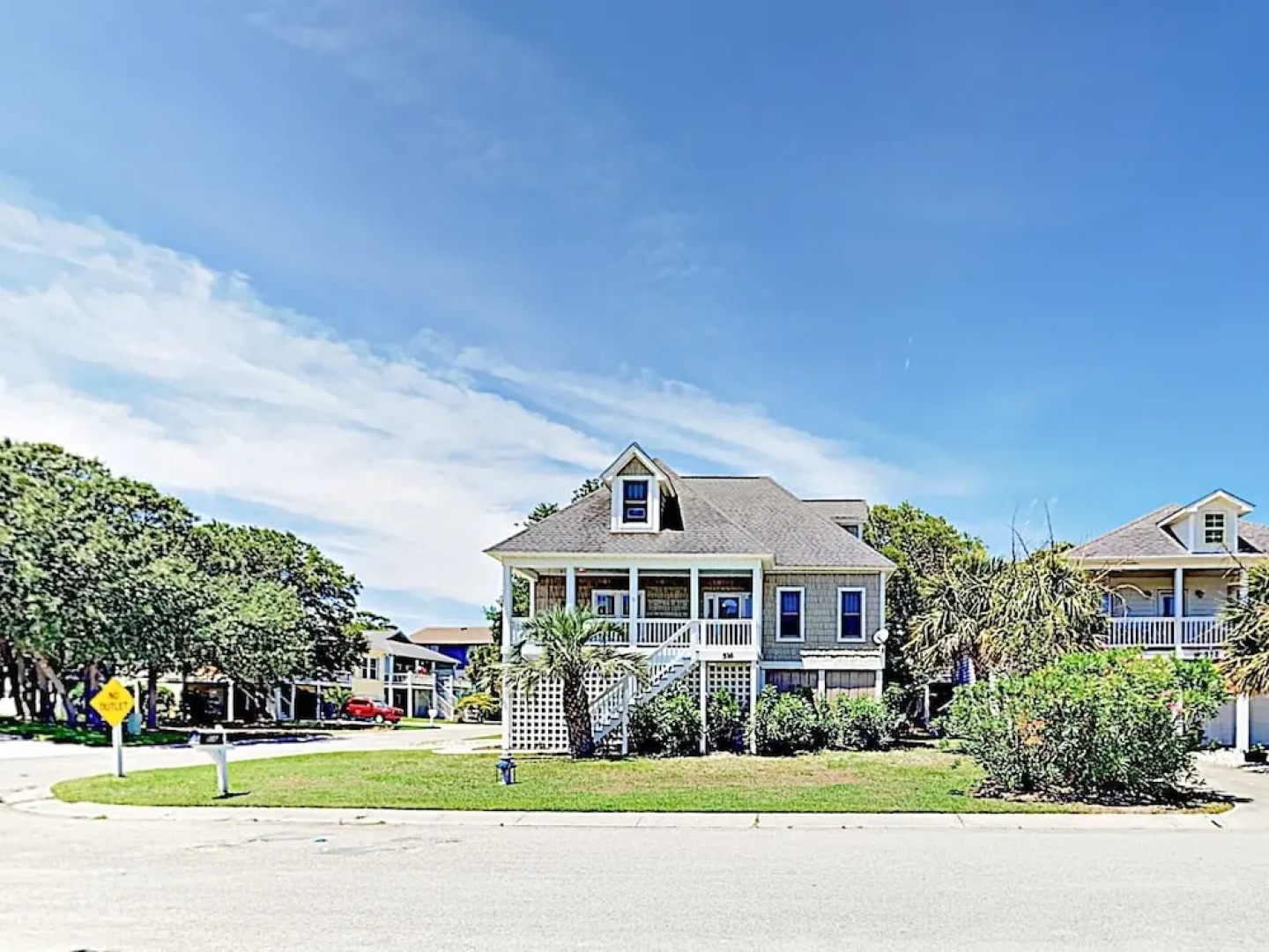 Large Family W/ Outdoor Dining, Walk To Beach 5 Bedroom Home