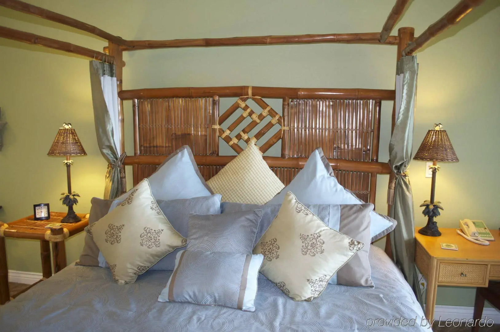 Palms Cliff House Inn