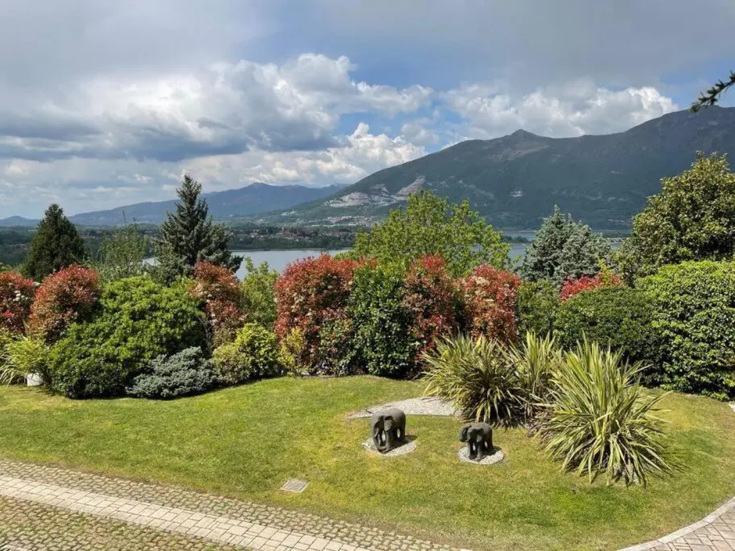 MY HUMBLE HOUSE: appartamento con vista lago e giardino uso esclusivo