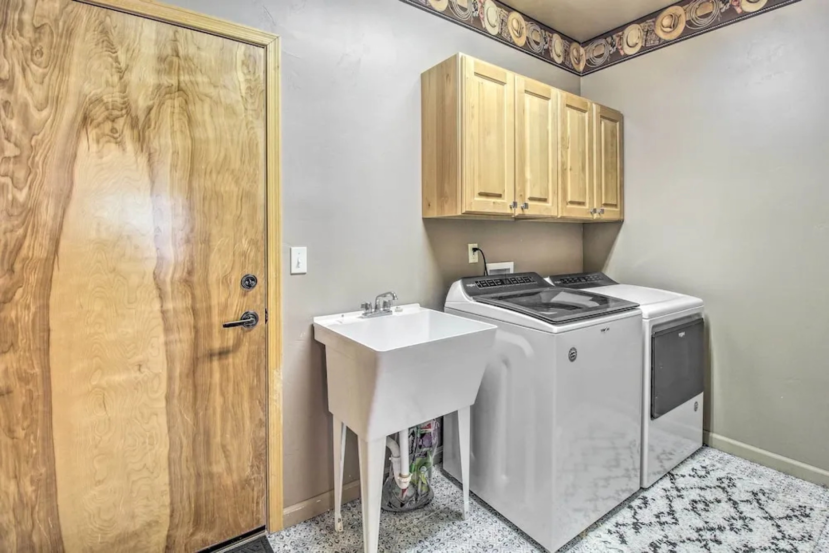 Deck, Grill & Fire Pit: Spacious Show Low Hideaway