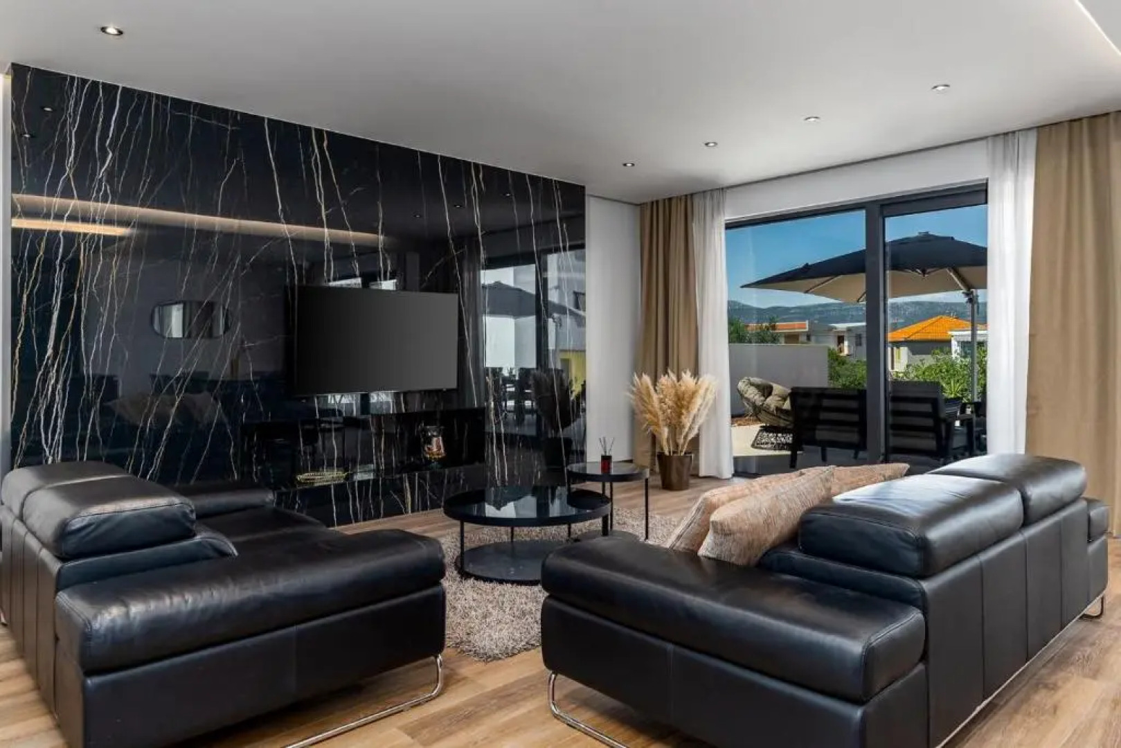 NEW! Villa Lady Maris with heated private pool, 5 en-suite bedrooms, 70m from beach