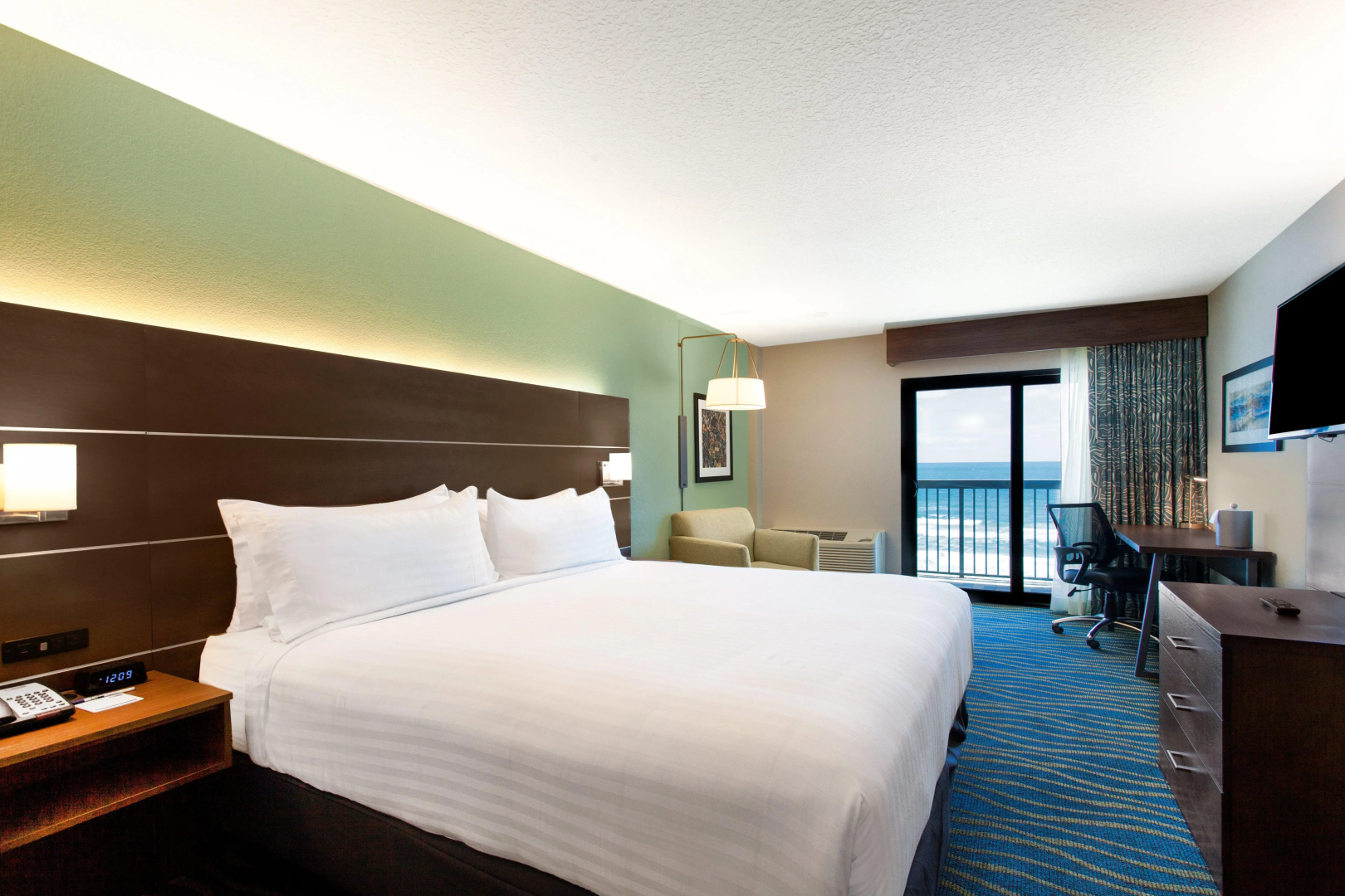 Holiday Inn Express & Suites Oceanfront by IHG