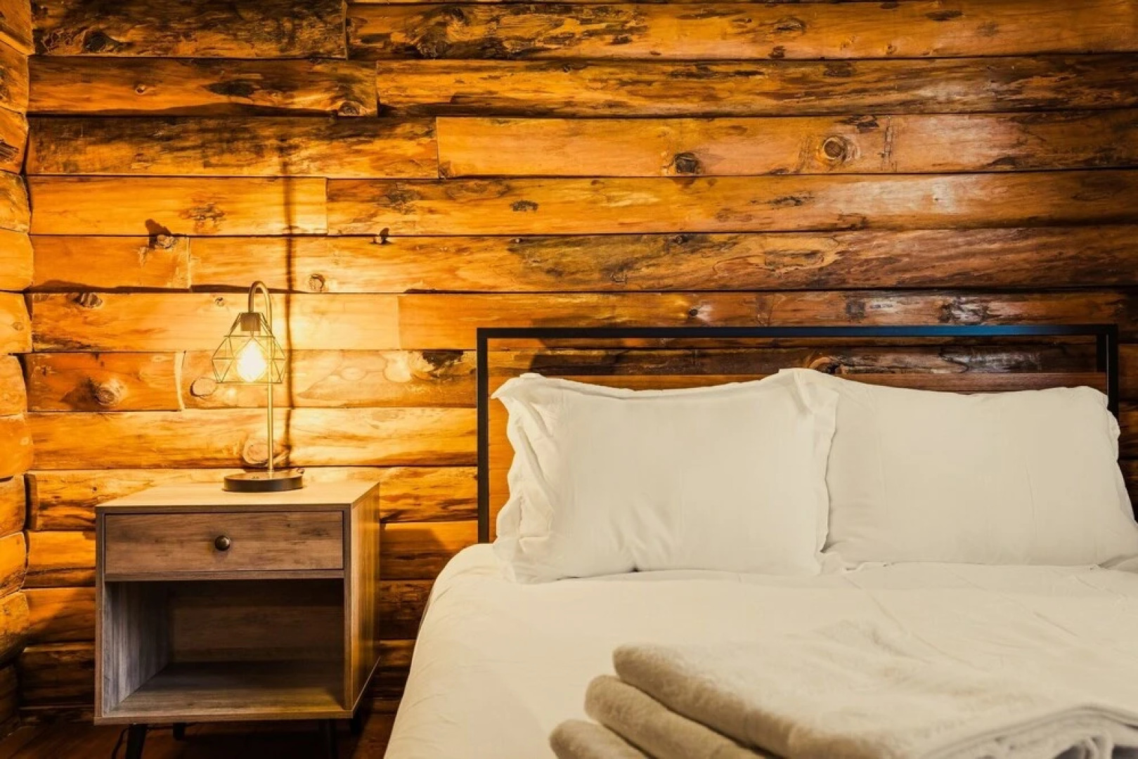 Authentic Log House With Modern Finishes - Game Room & Hot Tub - Pocono Mountains 4 Bedroom Residence by Redawning