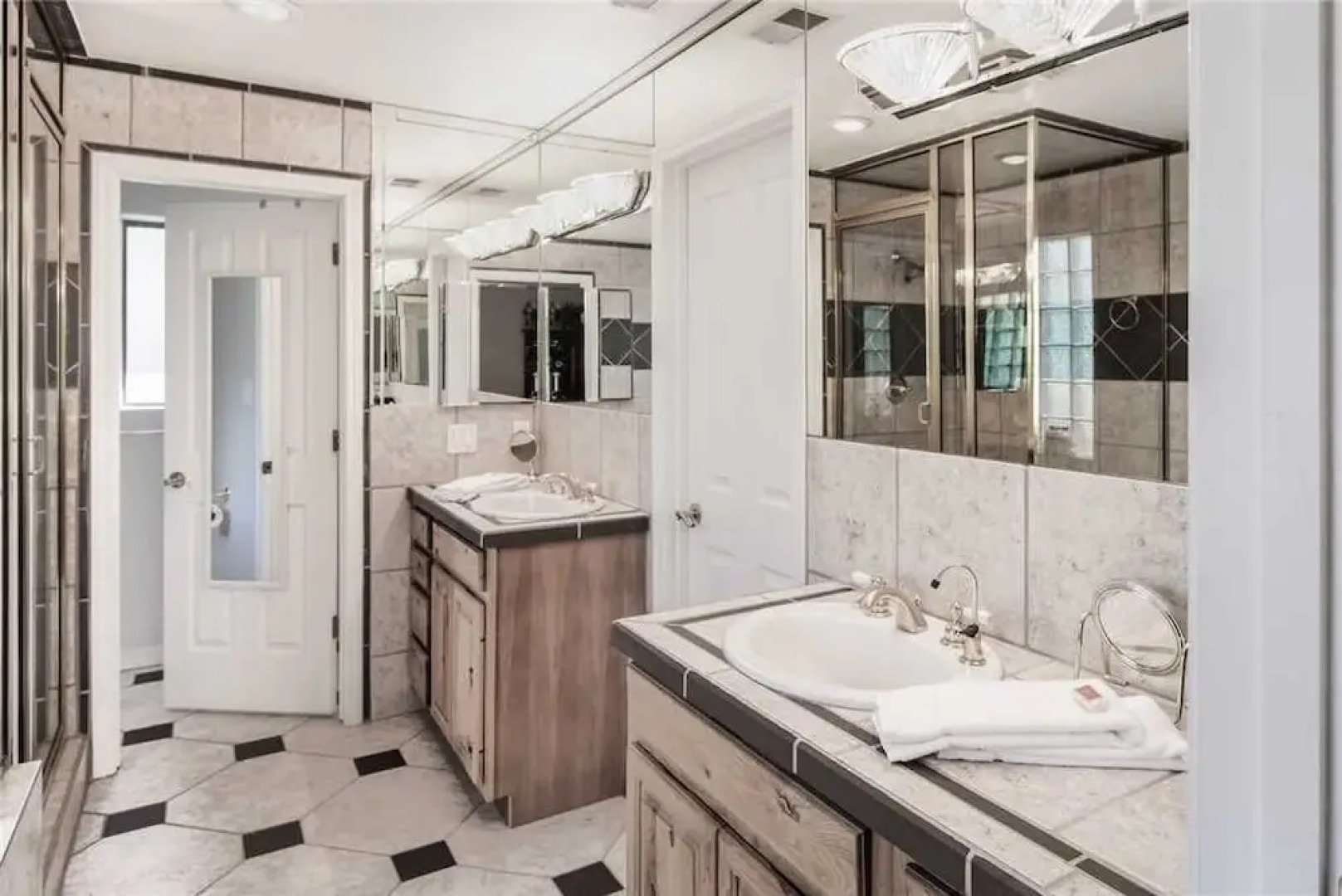 A River Runs Through It - Three Bedroom Cabin with Hot Tub