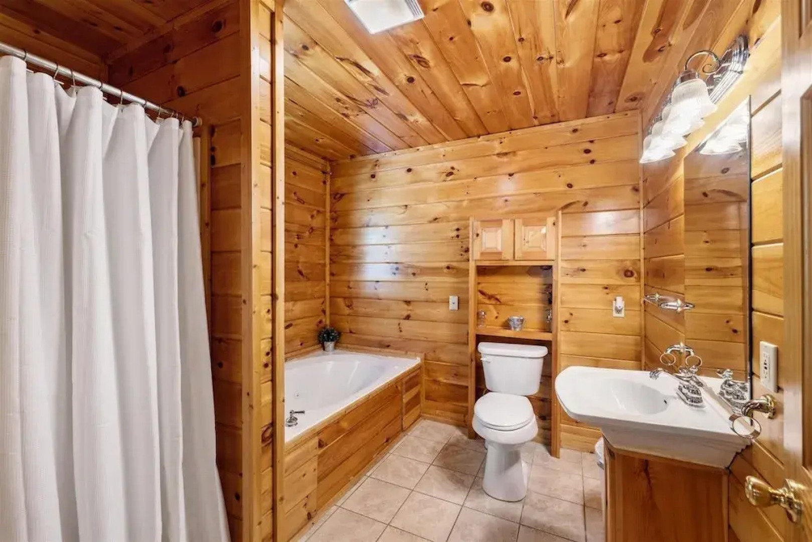 Private Golden Fox Cabin with Grill and Firepit by Redawning