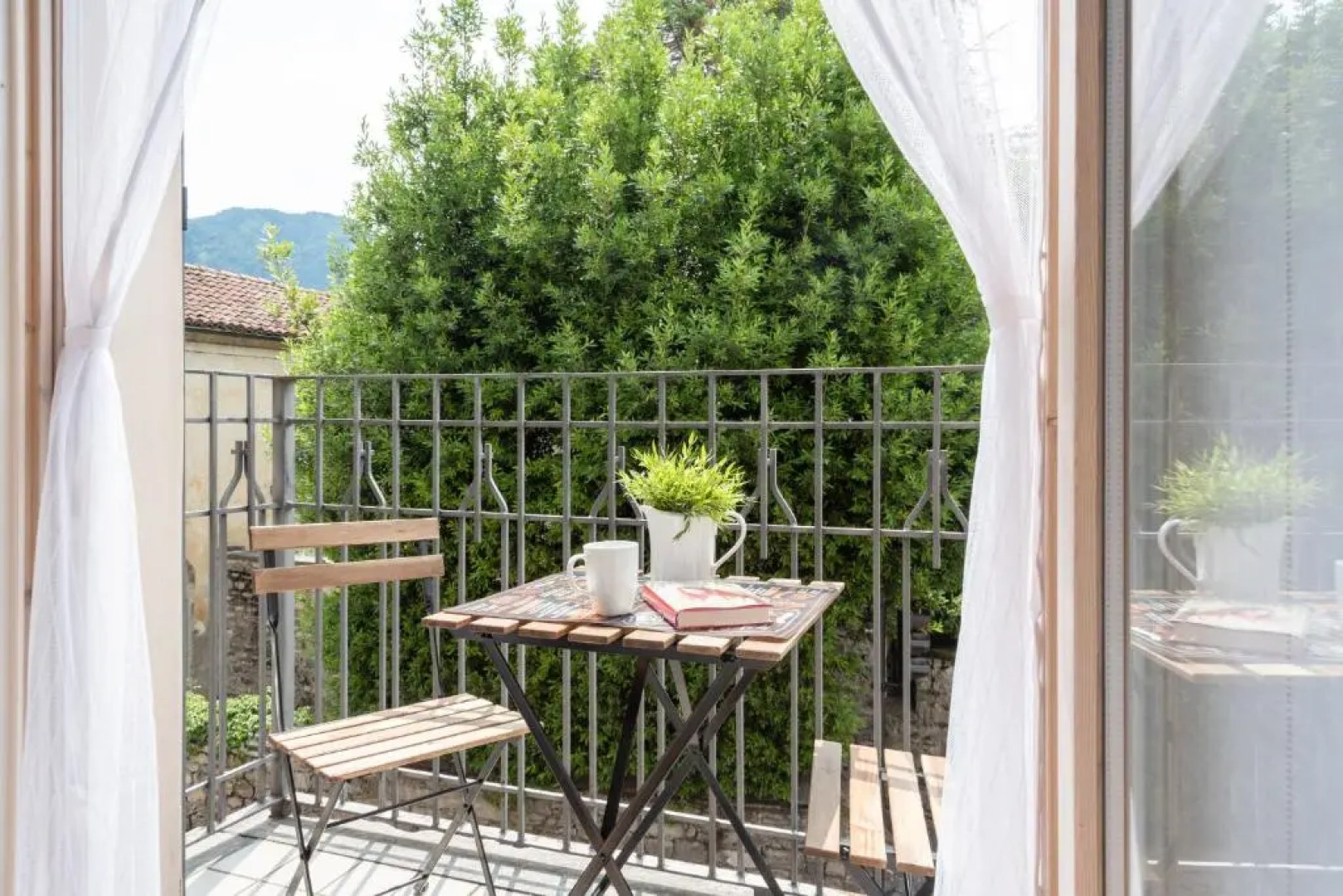 Ossuccio Apt with Balcony & Private Parking (Adults Only)