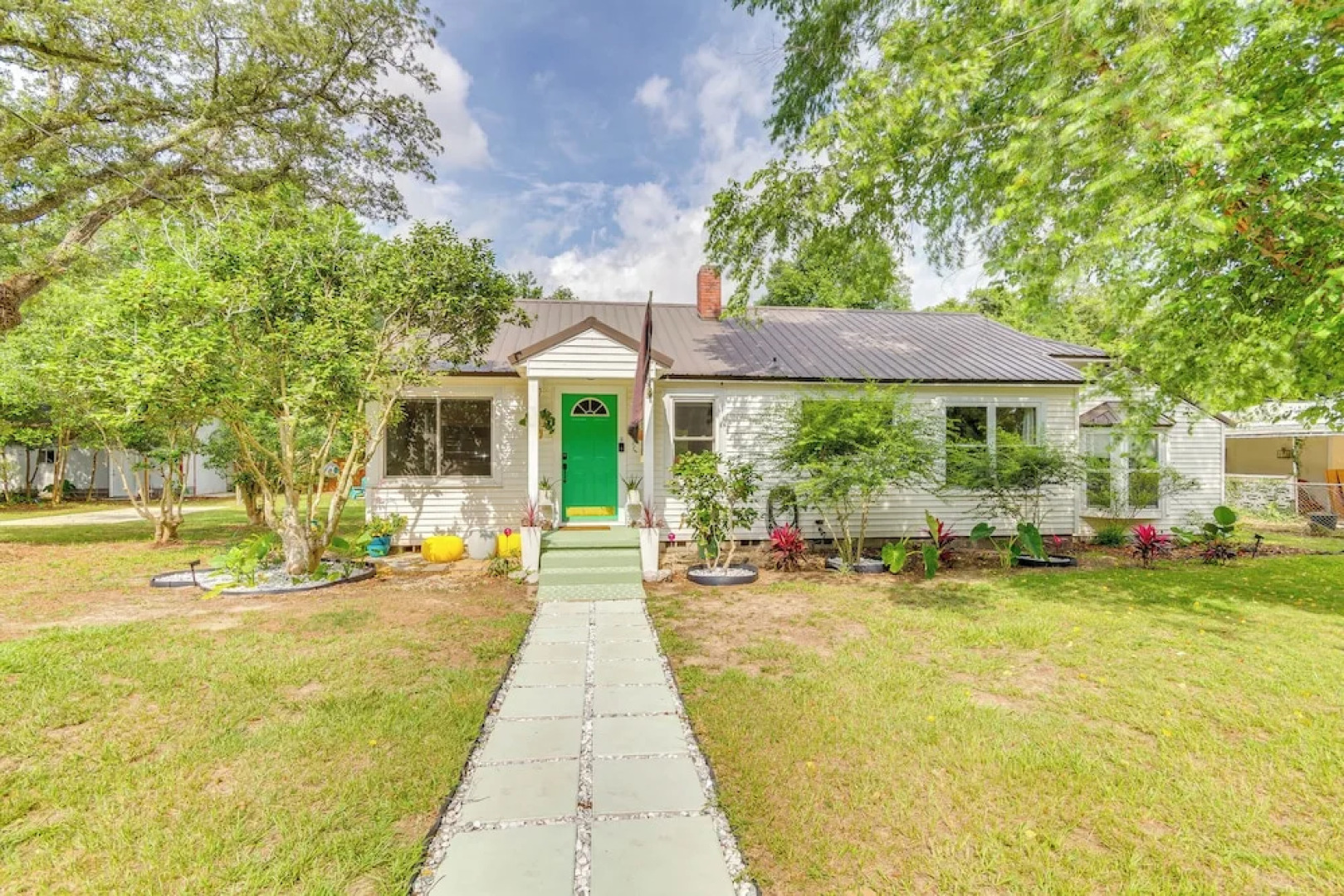 Retro-tropical Pensacola Home - 3 Mi to Downtown!