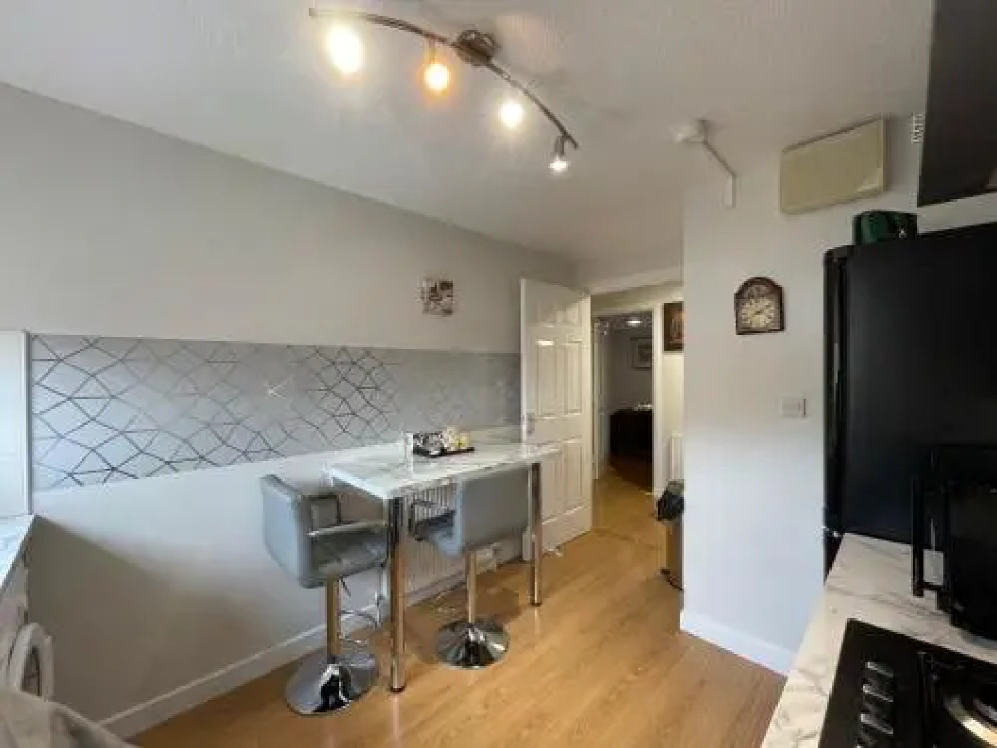 Hla - King Court Apartment 2