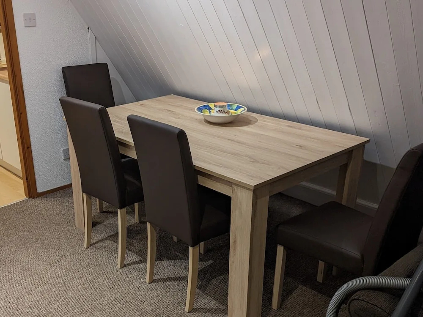 Chalet-sleeps6-parking-garden-pool