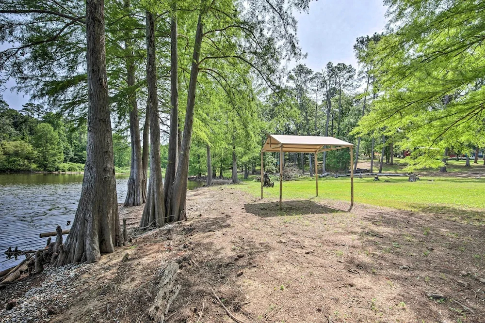 Stunning Avinger Retreat on Lake O' the Pines