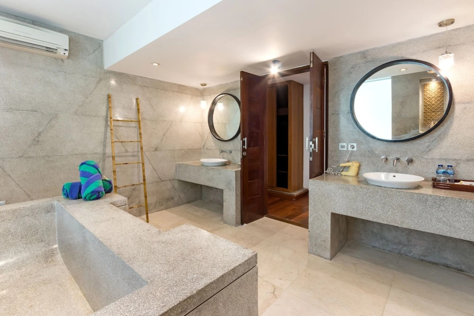 Wonderful Oceanfront 3 Br Villa in Seminyak