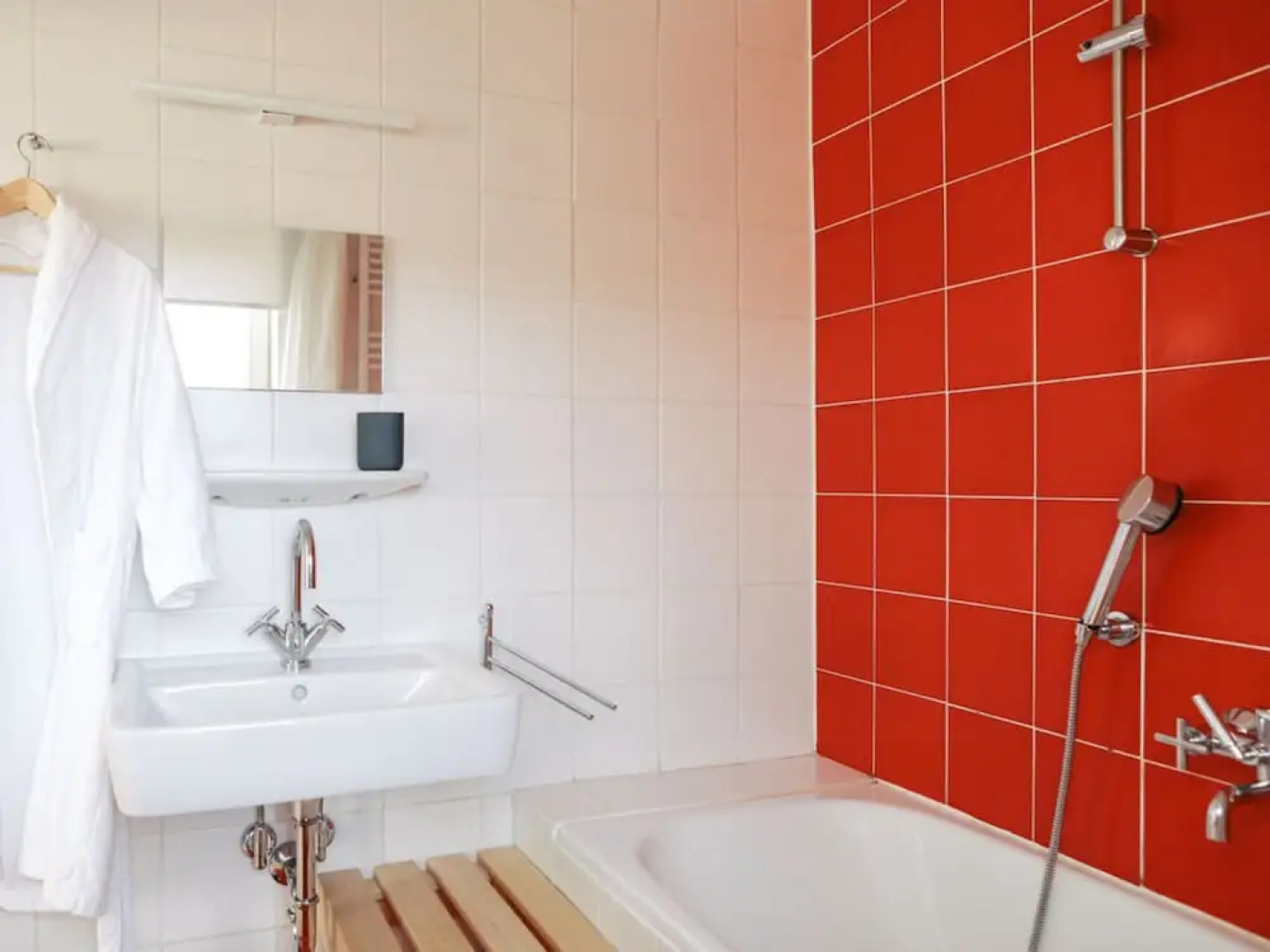 Bauhaus Holiday Apartment by the Lake