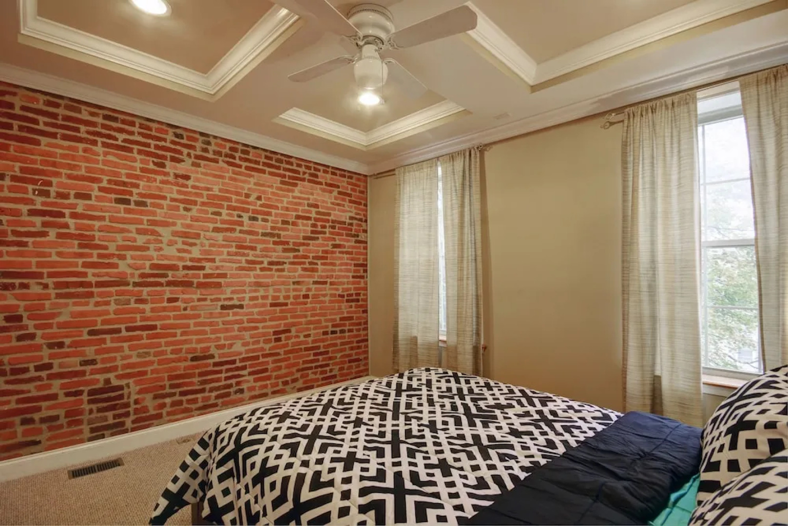 Brick 3BR Home in Trendy Neighborhood, Newly Renovated! Holiday home 3