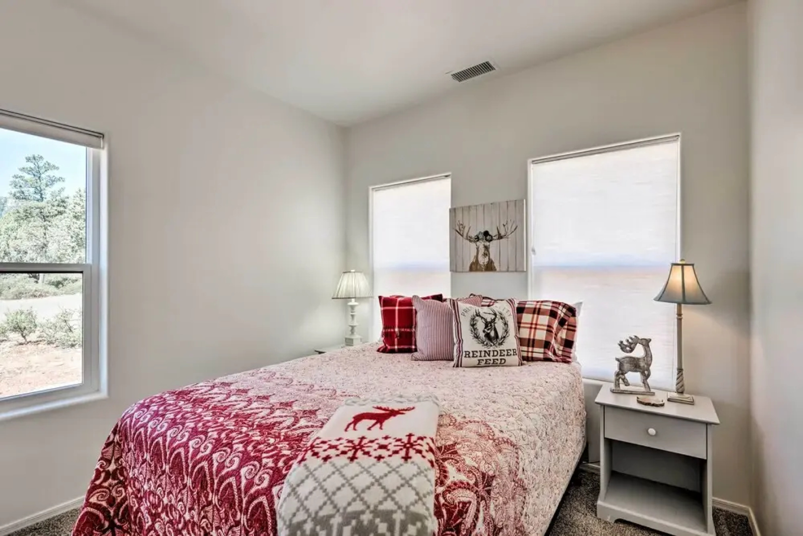 Hot Tub, Deck & Mtn View: Lavish Cabin in Pine!