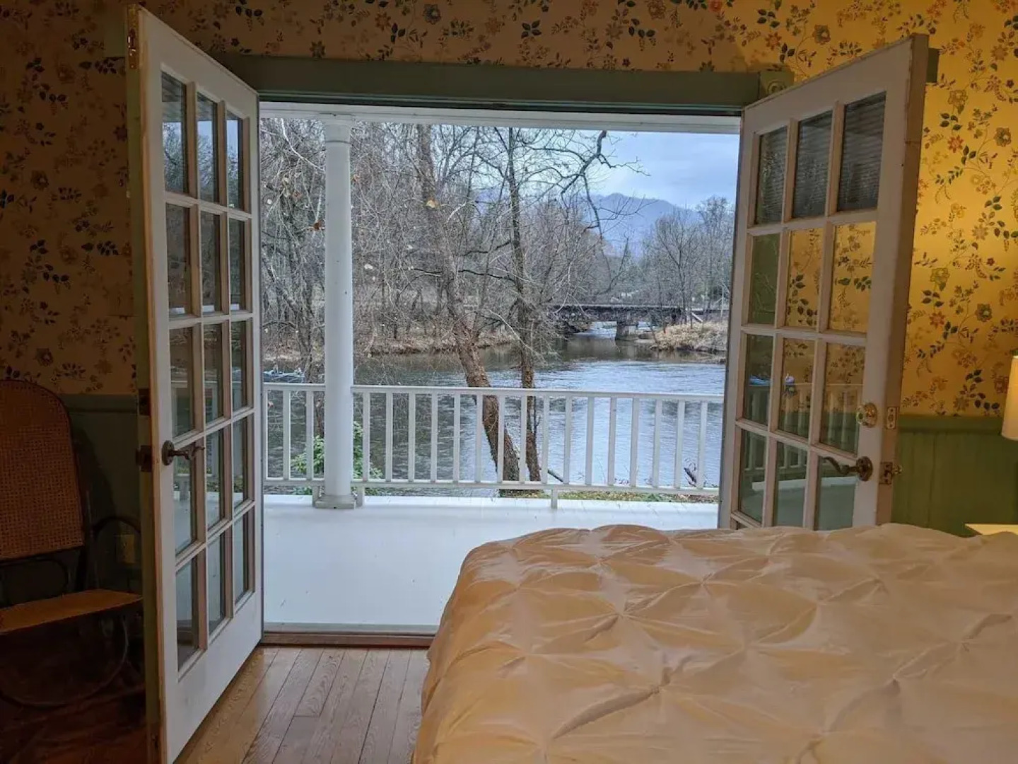 Southern Charm Riverside 4 Bedroom Home by RedAwning