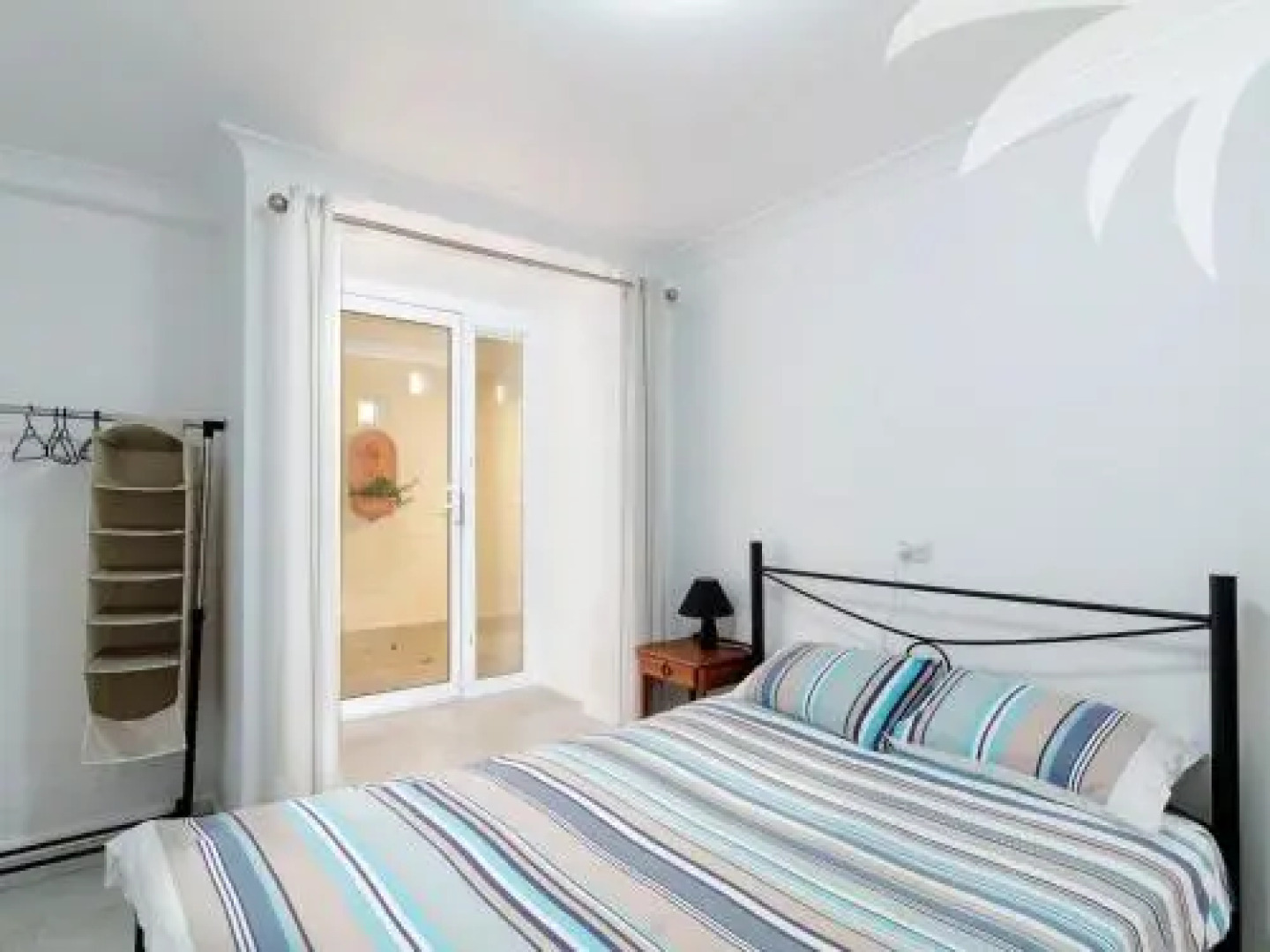 Picture perfect Lizzie Palms 2