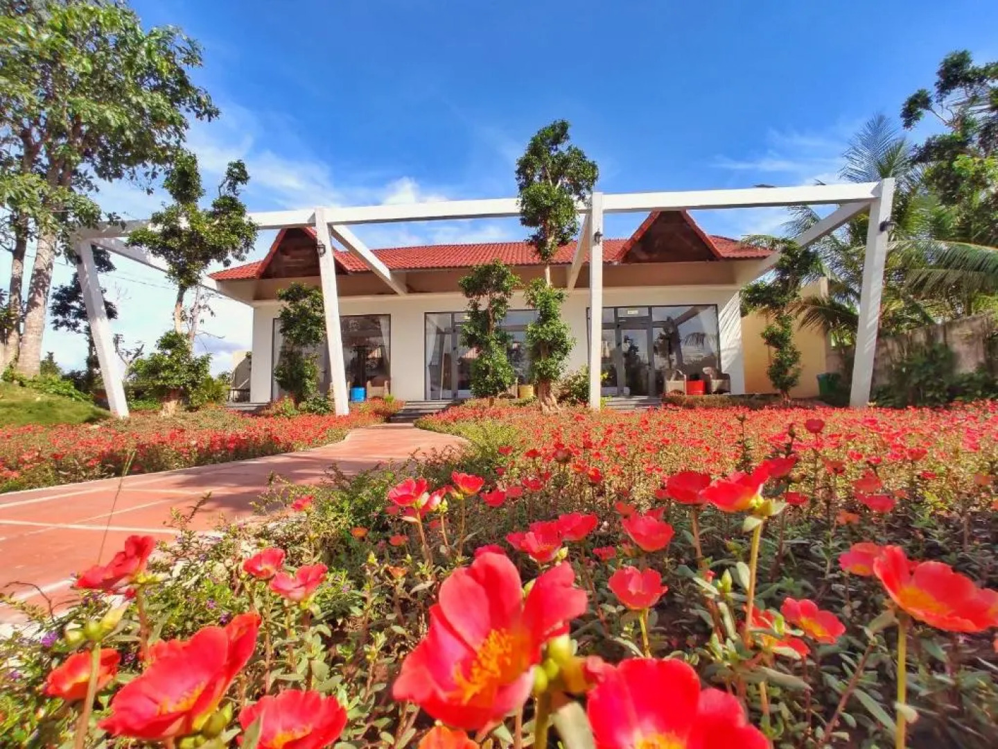 Rooster Mekong Garden & Villas