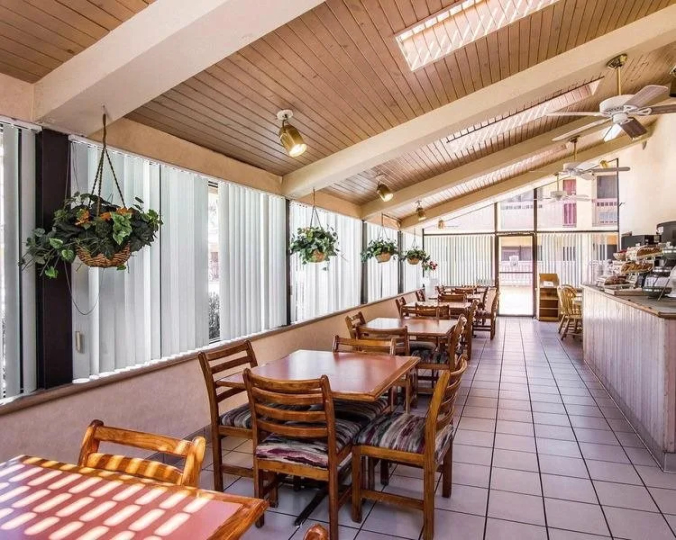 American Inn and Suites