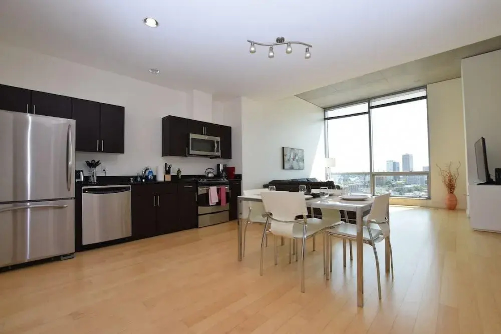 Luxe Hubs Corporate High Rise Apartments on Pine