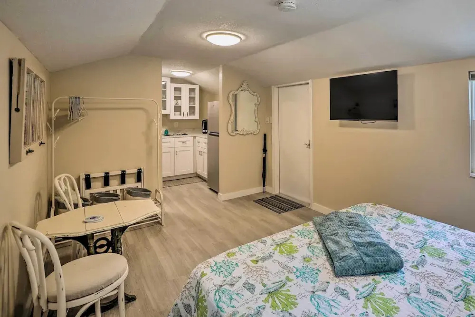 Tropical Palm Harbor Studio: Walk to Gulf!