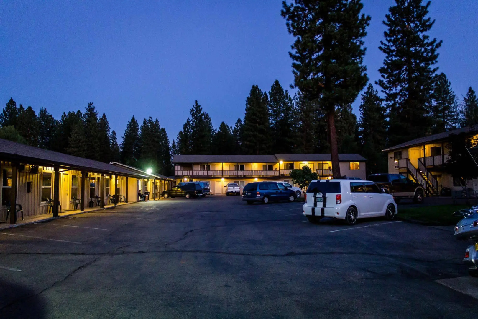 Charm Motel & Suites