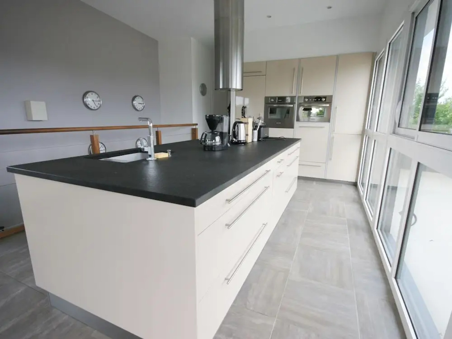 Beautiful Modern Villa With Pool, Jacuzzi and a Luxury Kitchen Island