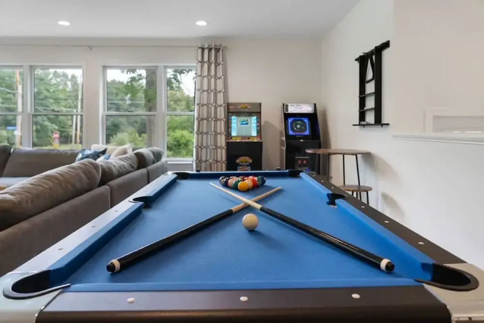 Charming Poconos Retreat w spa Fire pit Deck