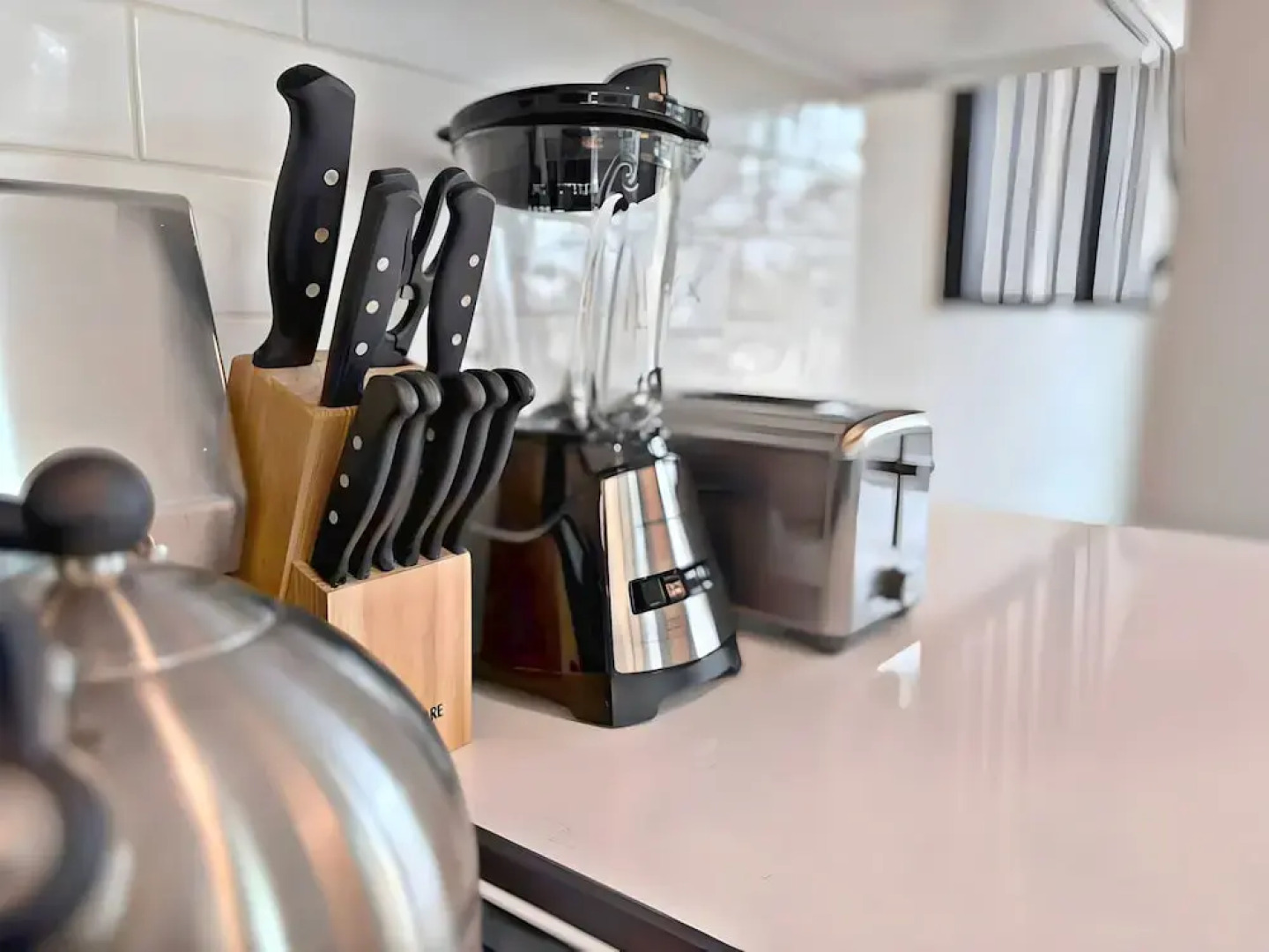 Modern 4BR with Parking - WV rep 4