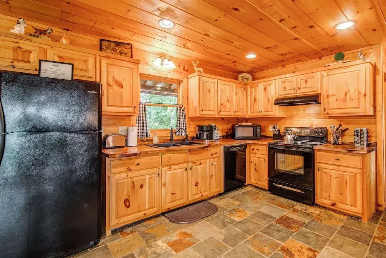 Gorgeous & Secluded 3 BDR Cabin in Mineral Bluff!