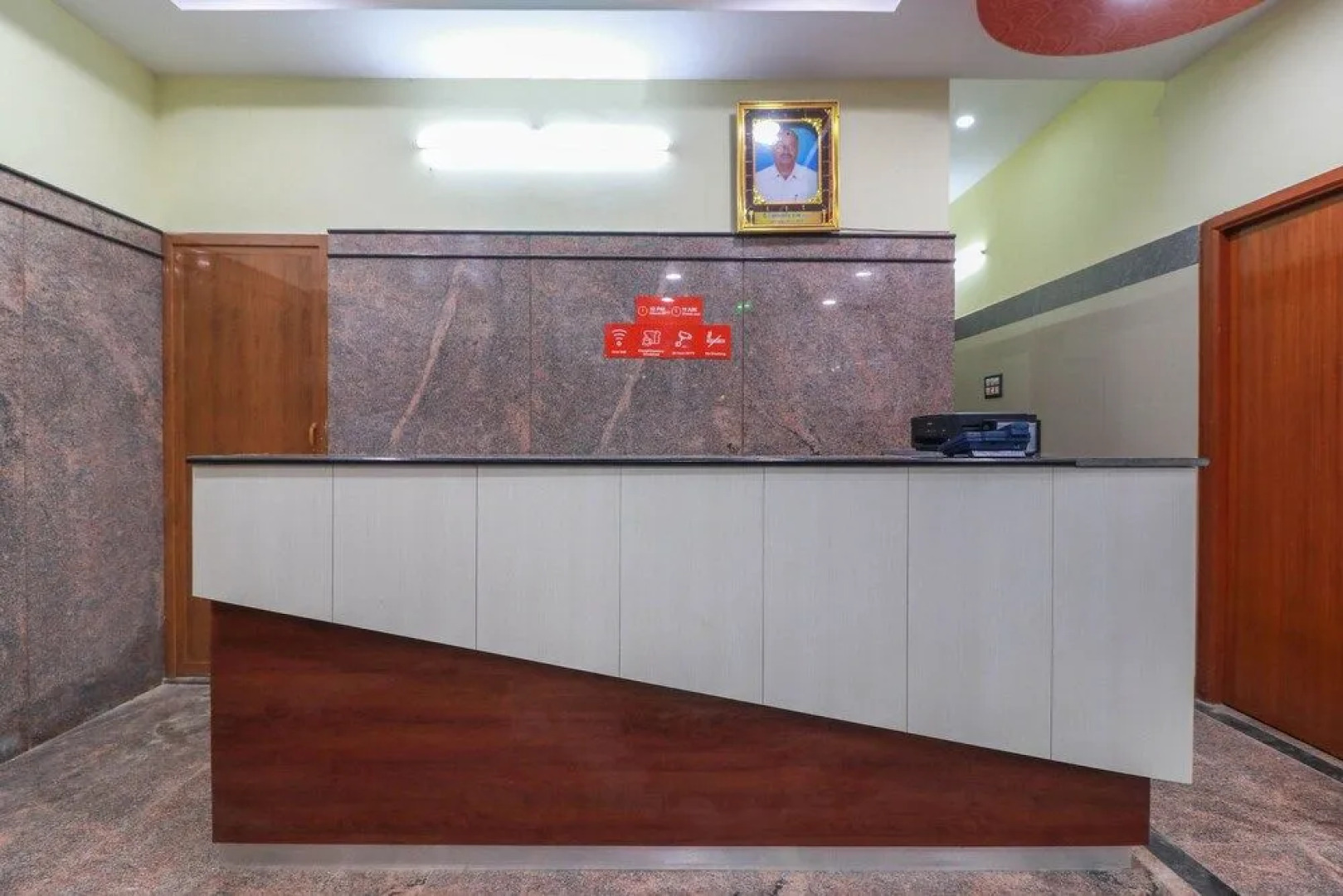 SPOT ON 49005 Raja Lodge