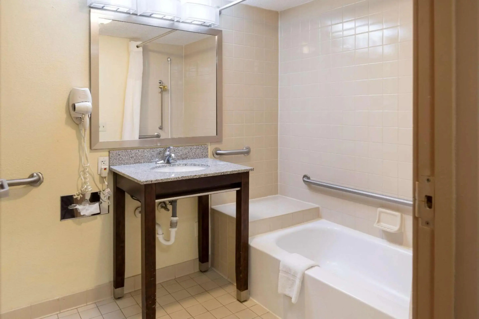 Clarion Hotel Detroit Metro Airport