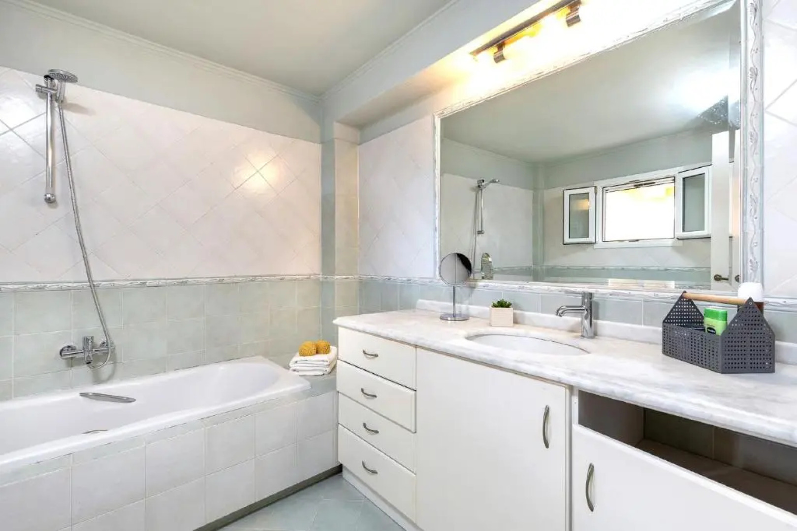 Spyrelia 4BD Villa with 2BD Guesthouse by Konnect, Private Pool & Outdoor Jacuzzi included