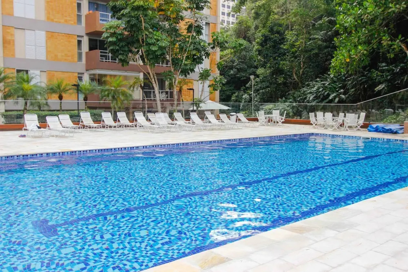 150m da praia com piscina aquecida e sauna