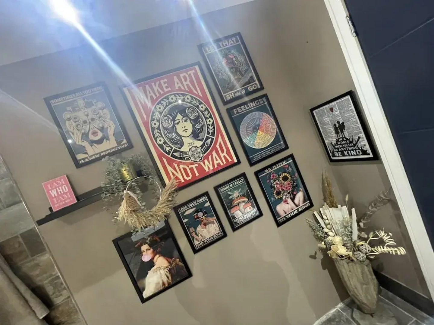 Artsy Retreat - Sleeps 8, Free Parking & Balcony
