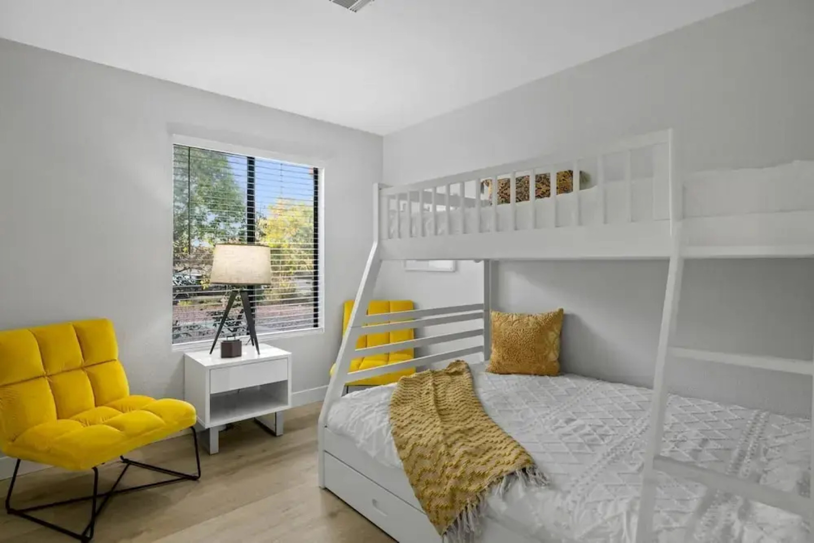 Saratoga A Bright Modern Pool Home in Vegas