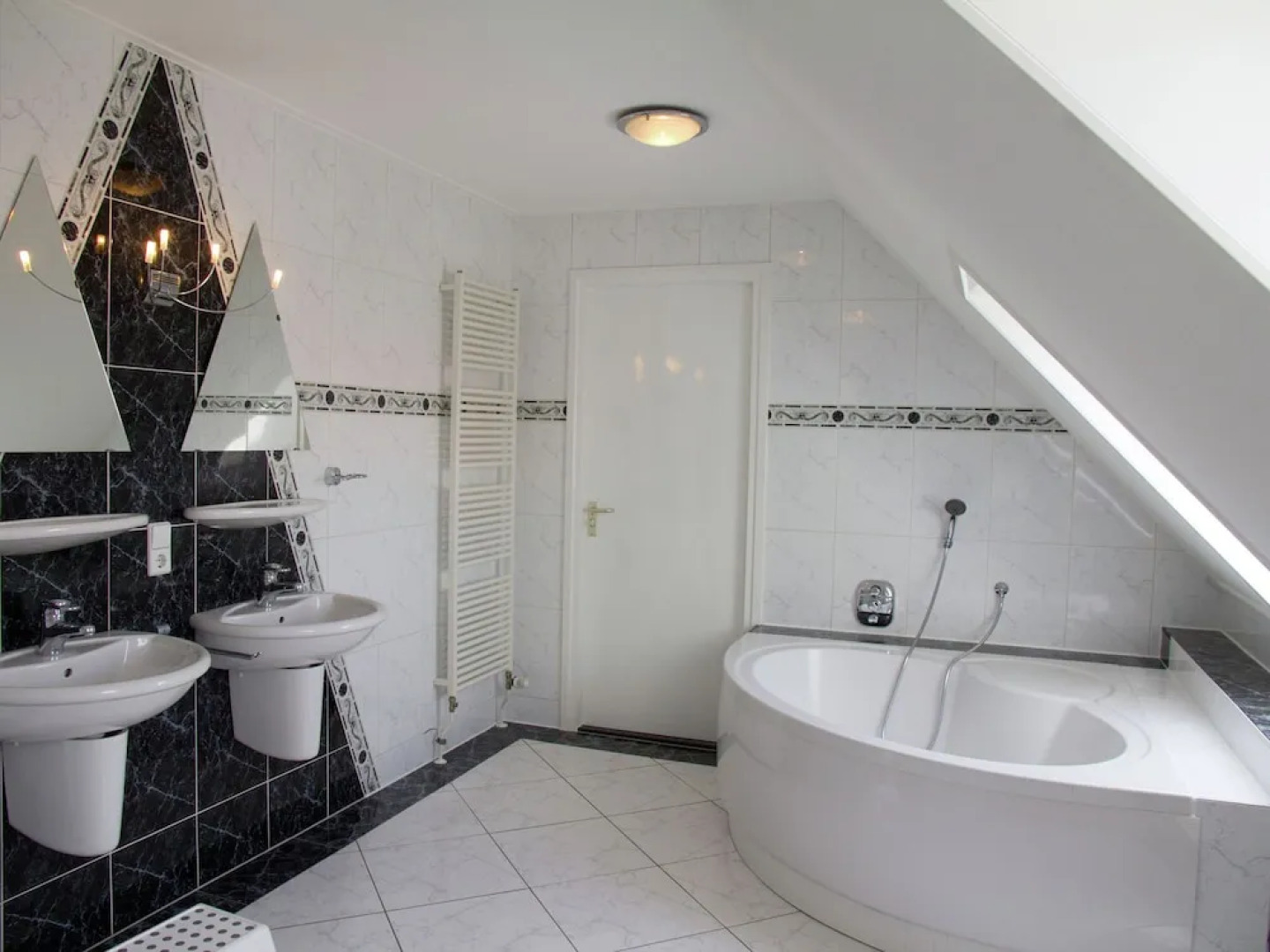 Dutch Farmhouse for 12 People in Picturesque Schoorl With Views Across the Dunes