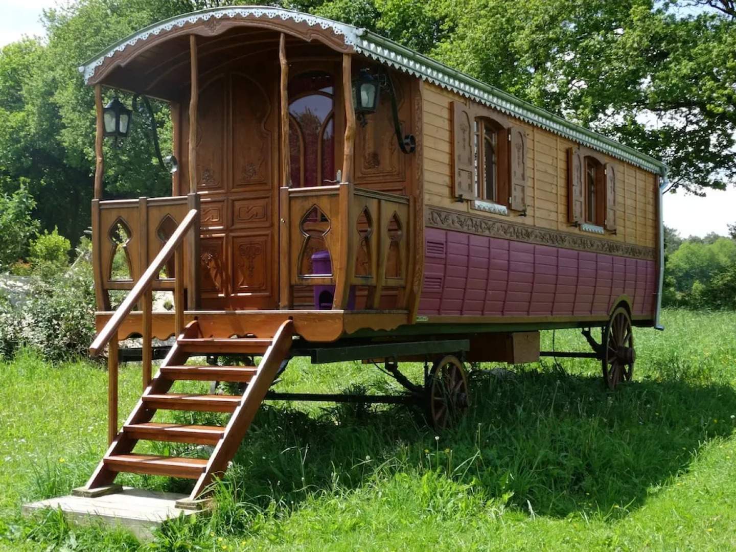 Une roulotte et des chevaux