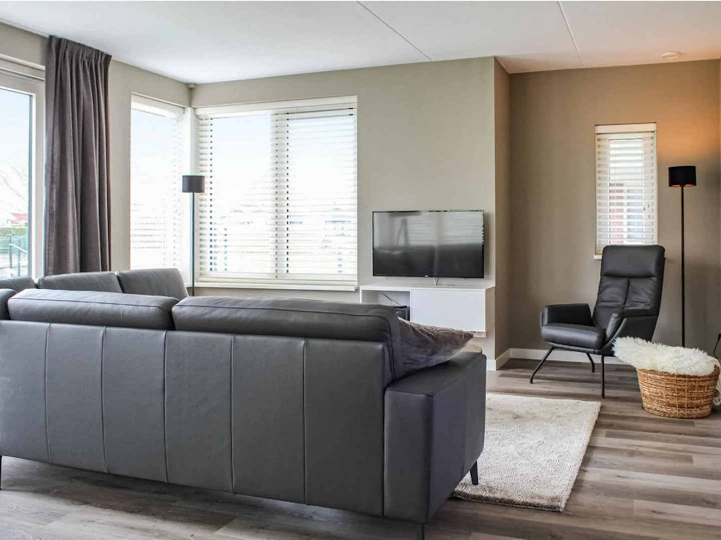 Villa with enclosed garden, in a holiday park on the water in Friesland