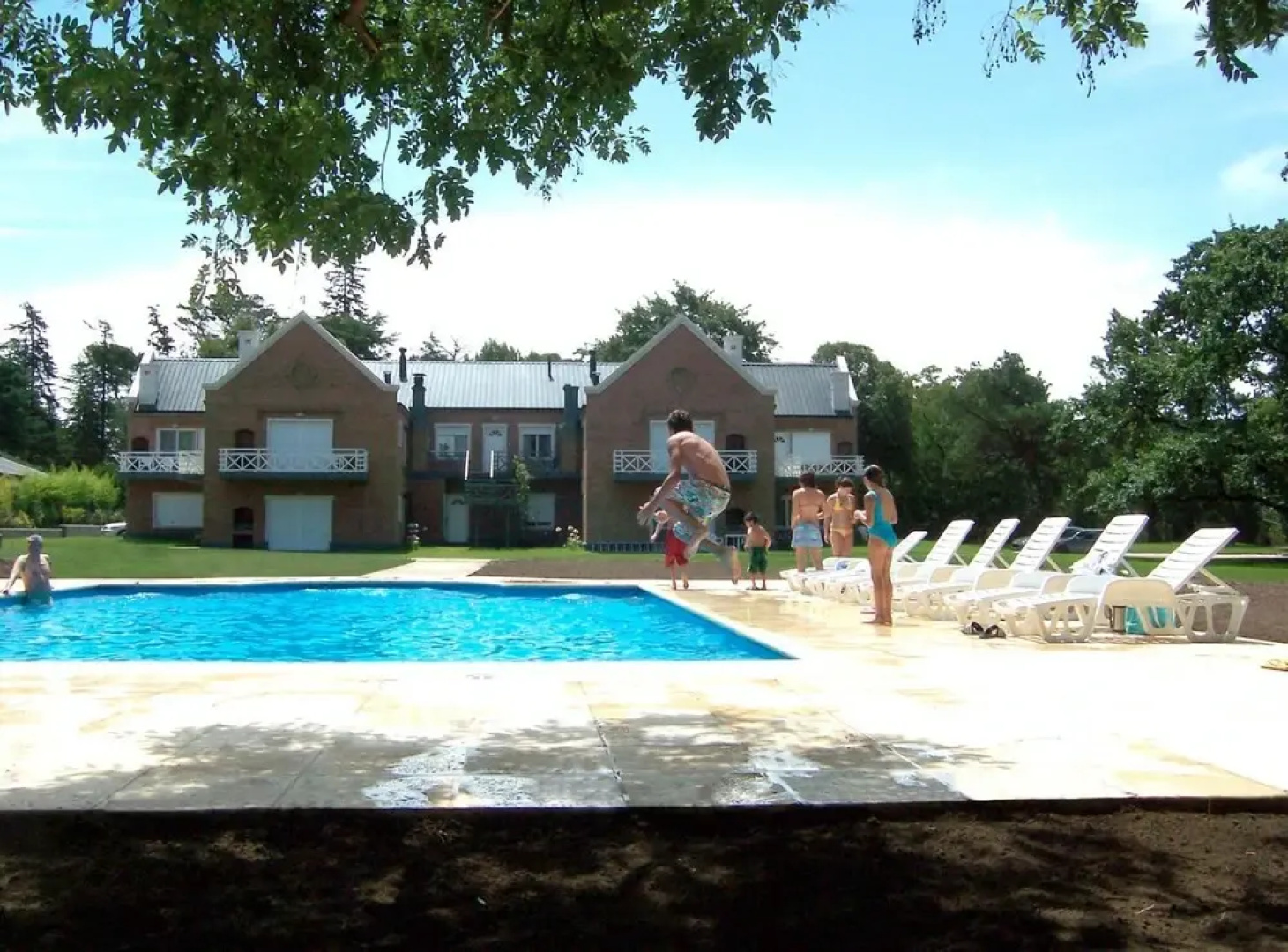 Los Robles Apart Hotel