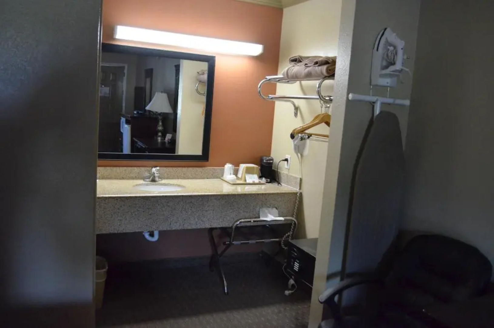 Hill Country Inn and Suite