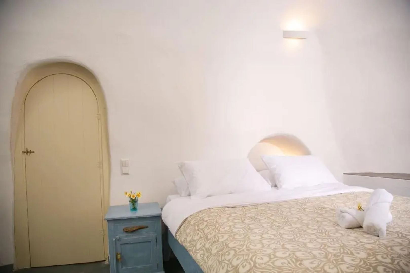 Agrilia secluded cave house