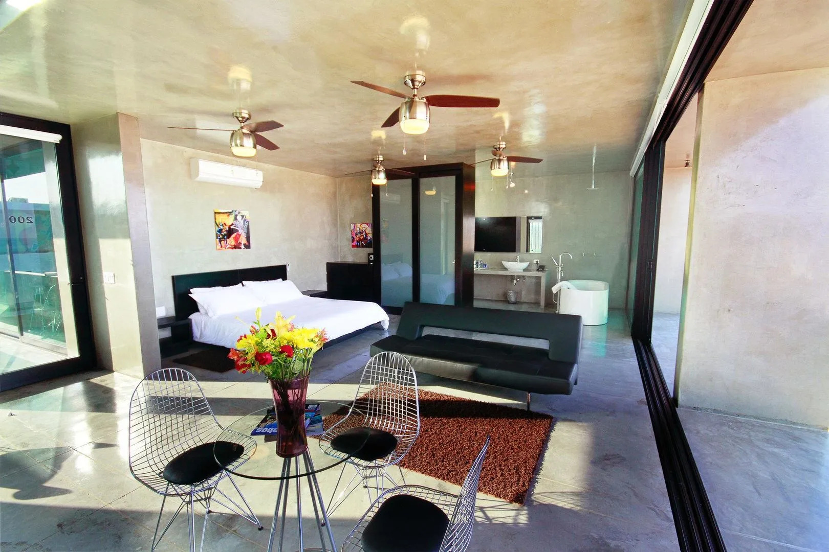 Vidasoul Hotel and Crossroads Country Club Restaurant