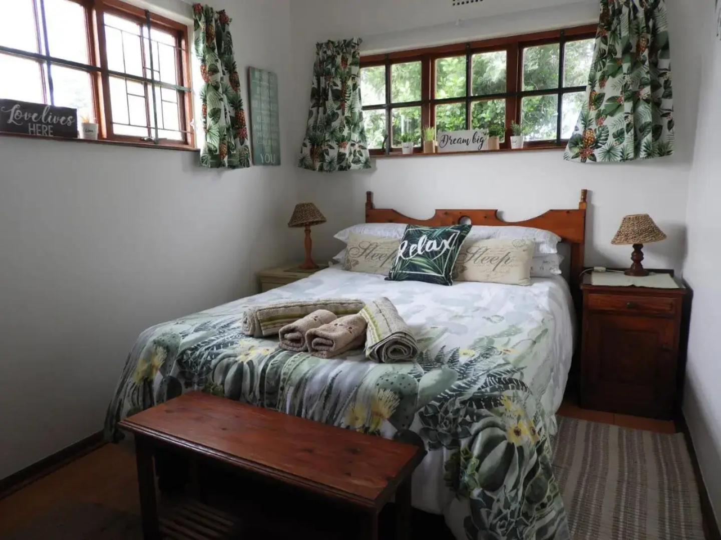 Cozy 4 bedroom house enclosed by sea and mountain.