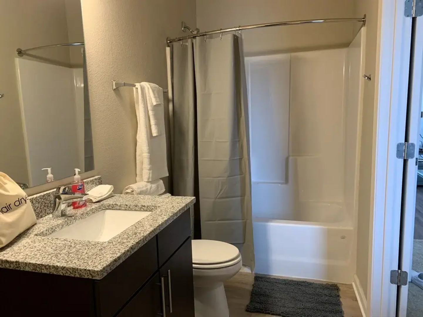 4 Bedroom Cozy House near City Attractions