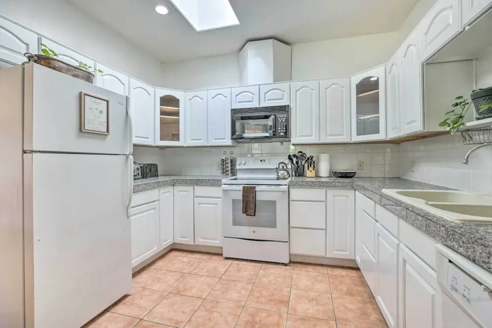 Cozy & Relaxing Eloy Apartment w/ Pool Access